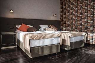 Отель M1 Club Hotel Одесса Двухместный номер с 1 кроватью или 2 отдельными кроватями и террасой-1