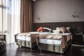 Отель M1 Club Hotel Одесса Стандартный двухместный номер c одной кроватью или двумя отдельными кроватями - вид на парк-6